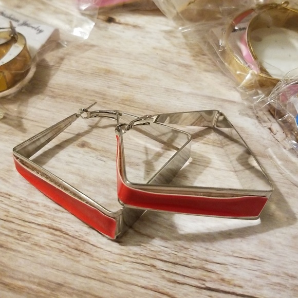 E2002🚨BUNDLE BUY🚨 7 pr Chunky Hoops (Project Earrings) - Picture 3 of 3